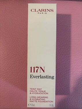 Clarins Everlasting Matte Foundation 117N in White and Pink